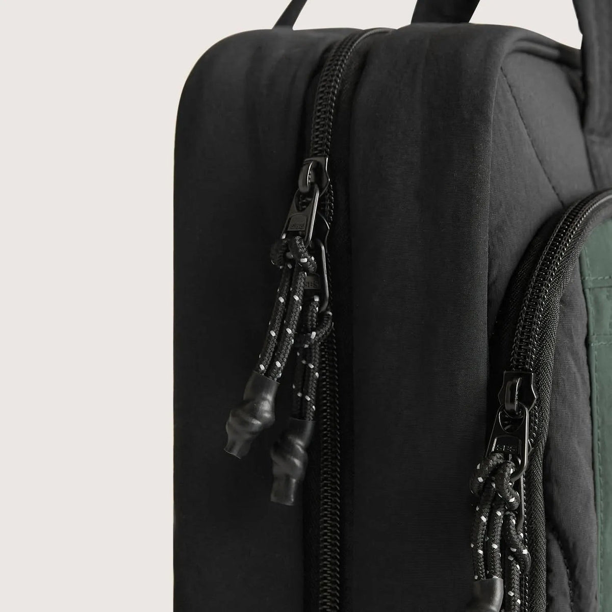 (FREE GIFT) Paz Hanging Toiletry Bag
